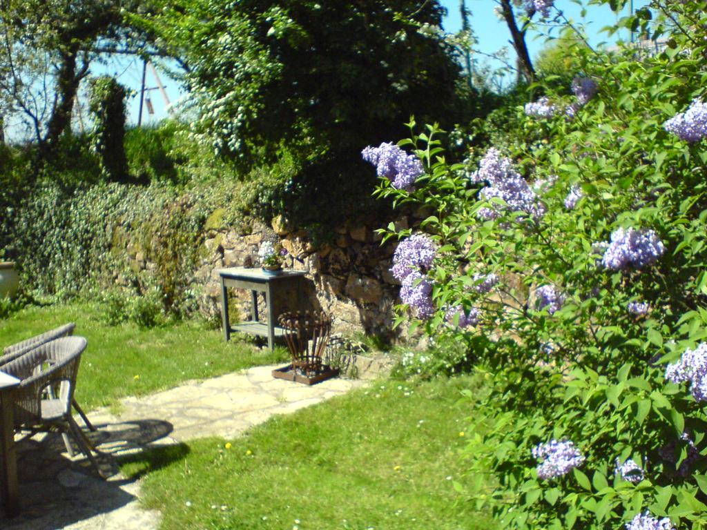 Les Champys Pension Saint-Péreuse Buitenkant foto