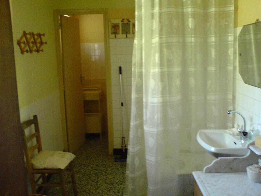 Les Champys Pension Saint-Péreuse Buitenkant foto